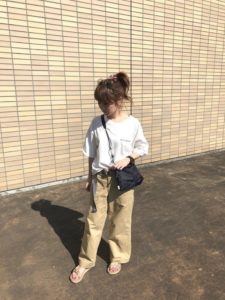 2020夏向けラバーサンダルベージュコーデに関する参考画像