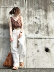 2020夏向けラバーサンダル黄色・イエローコーデに関する参考画像