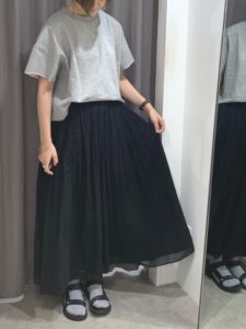 2020夏向けラバーサンダルグレーコーデに関する参考画像