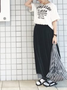 2020夏向けラバーサンダル白・ホワイトコーデに関する参考画像