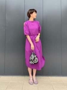 2020夏向けラバーサンダル紫・パープルコーデに関する参考画像