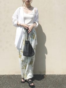 【2020年夏】レディースレザーサンダルの人気色別コーデの参考画像