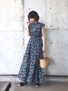 21年夏 花柄マキシ丈ワンピースの人気トレンドコーデや組み合わせ 30代女性向けの合わせ方