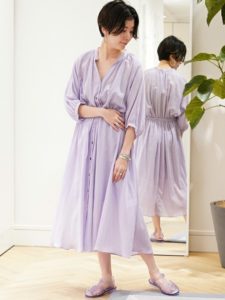 2020夏向けラバーサンダル紫・パープルコーデに関する参考画像