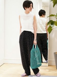 2020夏向けラバーサンダル黒・ブラックコーデに関する参考画像