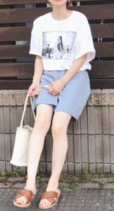 レディースショートパンツとぺたんこサンダルのコーデに関する参考画像