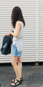 レディースショートパンツとぺたんこサンダルのコーデに関する参考画像