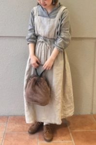 エプロンワンピースの春向けコーデに関する参考画像