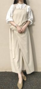 エプロンワンピースの春向けコーデに関する参考画像