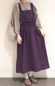 エプロンワンピースの春向けコーデに関する参考画像