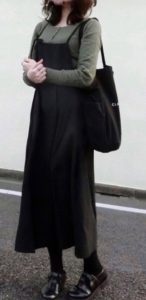 エプロンワンピースの春向けコーデに関する参考画像