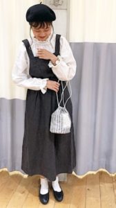 エプロンワンピースの春向けコーデに関する参考画像