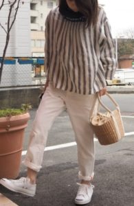 レザースニーカーの春コーデに関する参考画像