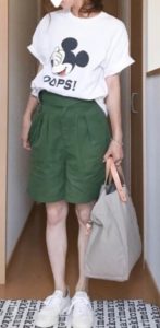 レザースニーカーの春コーデに関する参考画像