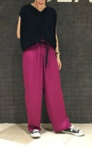 イージーパンツの春向けコーデに関する参考画像