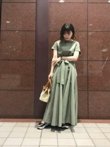 2020夏向けスニーカーサンダルの黄色・イエローコーデに関する参考画像