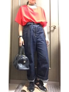 2020年夏向けスニーカーサンダルの赤・レッドコーデに関する参考画像