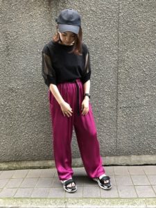 2020夏向けスニーカーサンダルのピンクコーデに関する参考画像