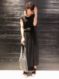 2020夏向けスニーカーサンダルの黒・ブラックコーデに関する参考画像