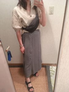 2020夏向けスニーカーサンダルのベージュコーデに関する参考画像