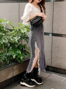 2020夏向けスニーカーサンダルの白・ホワイトコーデに関する参考画像