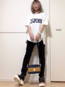 2020夏向けスニーカーサンダルの白・ホワイトコーデに関する参考画像
