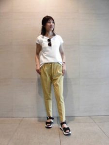 2020夏向けスニーカーサンダルの黄色・イエローコーデに関する参考画像