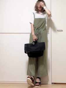 2020夏向けスニーカーサンダルの緑・グリーンコーデに関する参考画像