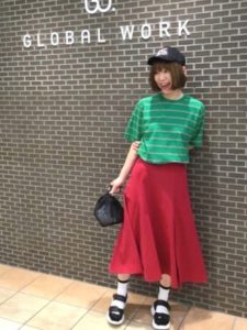 2020年夏向けスニーカーサンダルの赤・レッドコーデに関する参考画像