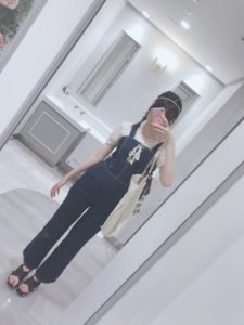 2020夏向けスニーカーサンダルの青・ブルーコーデに関する参考画像