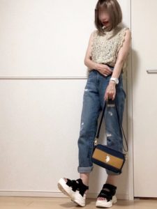 2020夏向けスニーカーサンダルのベージュコーデに関する参考画像