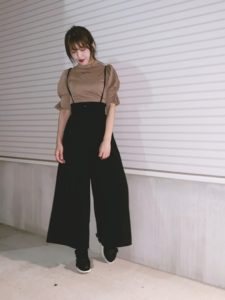 2020夏向けスニーカーサンダルの黒・ブラックコーデに関する参考画像