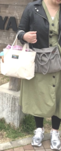 厚底スニーカーのコーデに関する参考画像