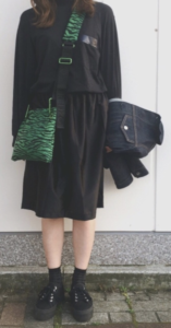 厚底スニーカーのコーデに関する参考画像