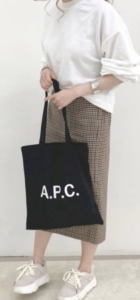 厚底スニーカーのコーデに関する参考画像