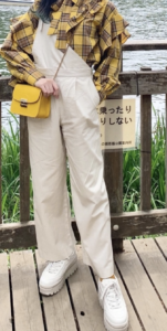 厚底スニーカーのコーデに関する参考画像