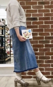 ストラップパンプスのコーデに関する参考画像