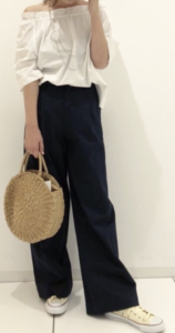 オフショルダーの春コーデに関する参考画像