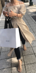 オフショルダーの春コーデに関する参考画像