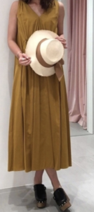 ノースリーブワンピースの春コーデに関する参考画像
