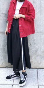 シャツジャケットの春向けコーデに関する参考画像
