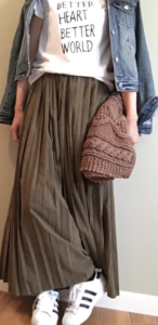 デニムのショートパンツのコーデに関する参考画像