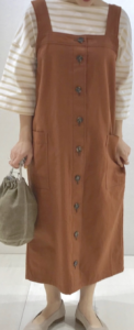 エプロンワンピースの春向けコーデに関する参考画像