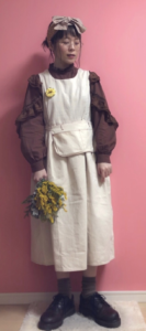 エプロンワンピースの春向けコーデに関する参考画像