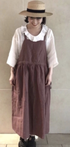 エプロンワンピースの春向けコーデに関する参考画像