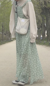 エプロンワンピースの春向けコーデに関する参考画像