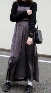エプロンワンピースの春向けコーデに関する参考画像