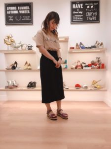 【2020年夏】レディースフラットサンダルの人気色別コーデや組み合わせ!トレンドや30代女性向けの合わせ方!