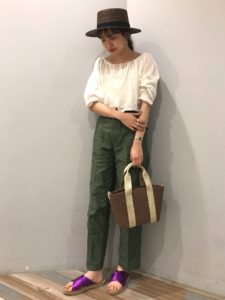 【2020年夏】レディースフラットサンダルの人気色別コーデや組み合わせ!トレンドや30代女性向けの合わせ方!