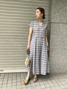 【2020年夏】レディースフラットサンダルの人気色別コーデや組み合わせ!トレンドや30代女性向けの合わせ方!